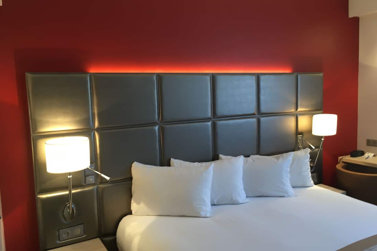 classic room, 1 double bed, non smoking | premium bedding, select comfort beds, in-room safe, desk