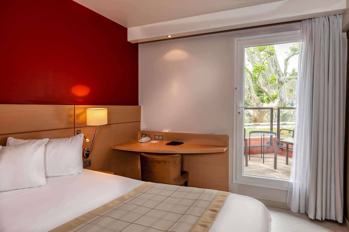 Superior Room, 1 King Bed, Non Smoking, Balcony | Premium bedding, Select Comfort beds, in-room safe, desk