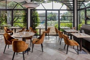 Breakfast, lunch, dinner served; French cuisine 