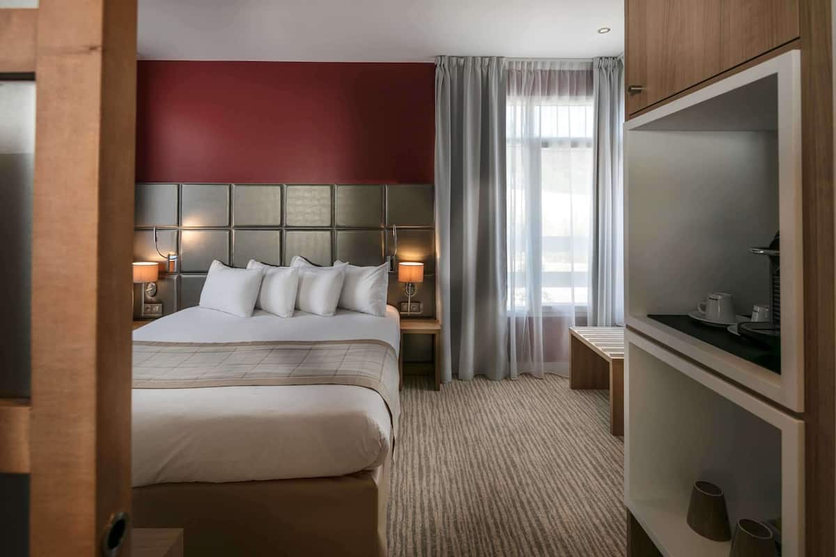 suite, 1 king bed, non smoking (with sofabed) | premium bedding, select comfort beds, in-room safe, desk