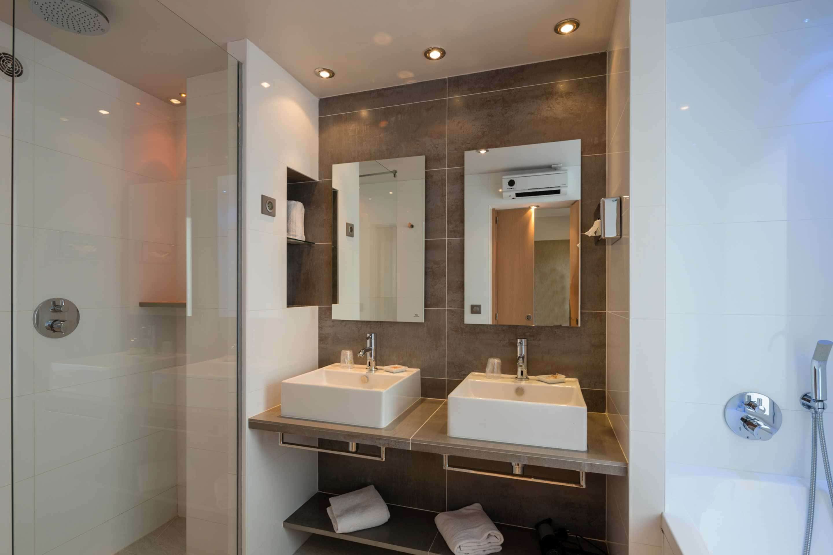 executive room, 1 king bed, non smoking, terrace | bathroom | free toiletries, hair dryer, slippers, towels