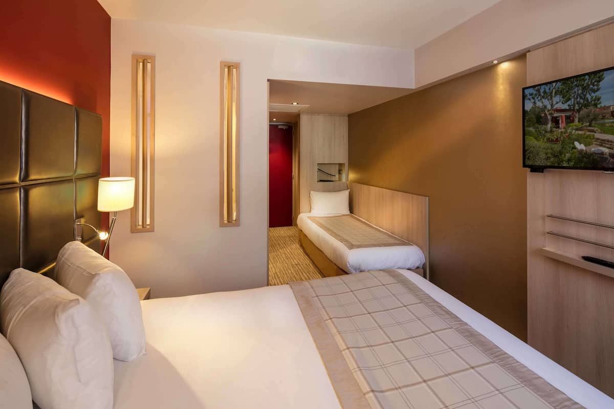 Family Room, 1 King Bed, Non Smoking (with Single Sofabed) | Premium bedding, Select Comfort beds, in-room safe, desk