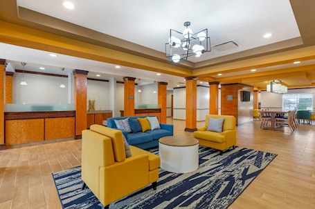 Lobby. Comfort Inn & Suites Akron South