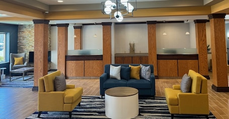 Lobby. Comfort Inn & Suites Akron South