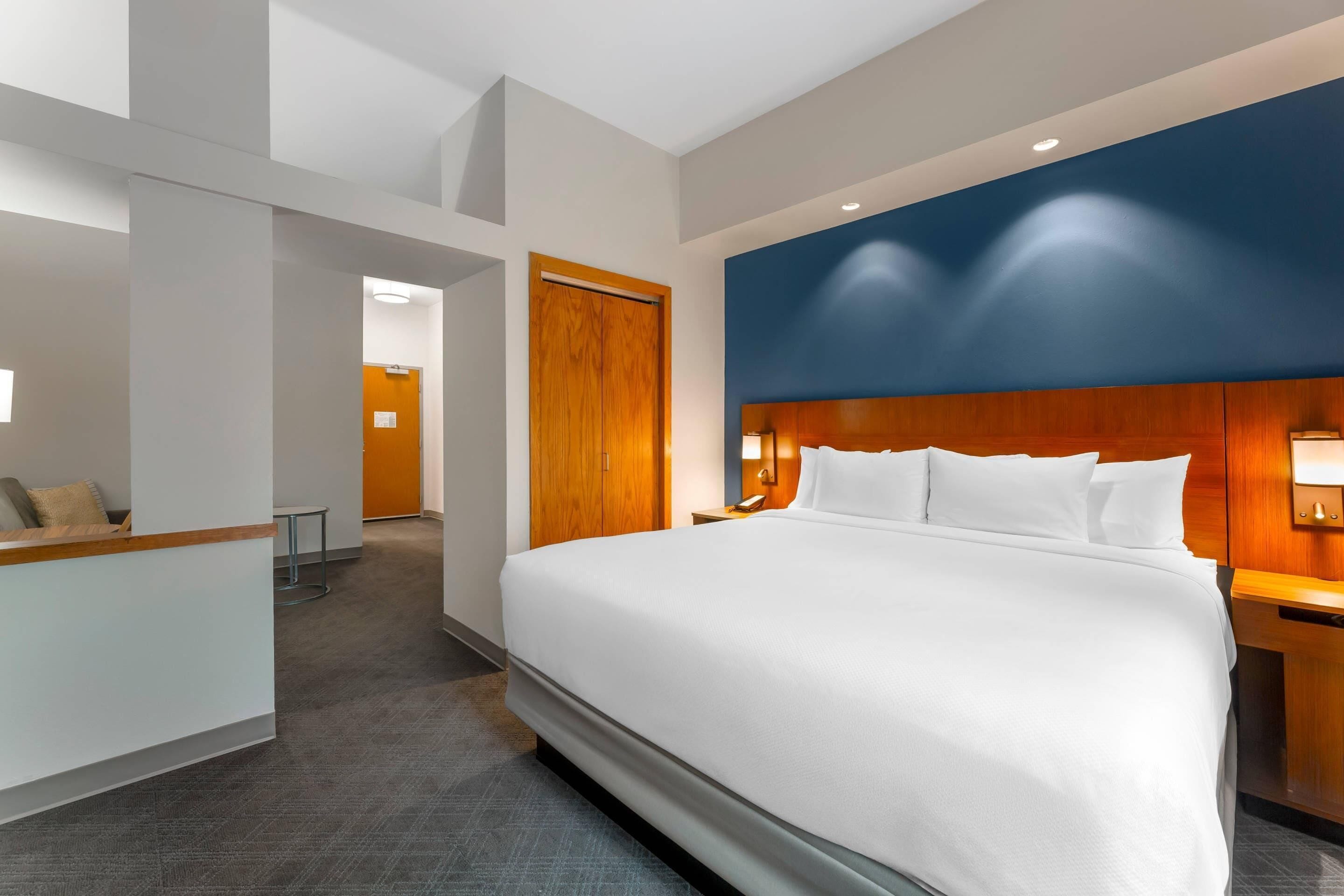 Suite, 1 King Bed, Non Smoking | Pillow-top beds, individually decorated, individually furnished, desk