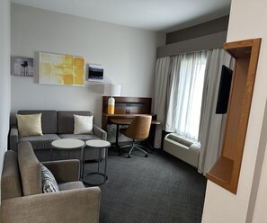 Suite, 1 kingsize bed, niet-roken | Woonruimte | Een 40-inch televisie met satellietzenders en betaalfilms