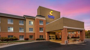 Un hotel Comfort Inn & Suites con fachada plana, ventanas grandes y una zona de entrada cubierta.