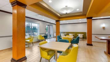 Café da manhã com buffet grátis todos os dias