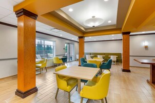 Café da manhã com buffet grátis todos os dias