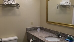 スタンダード ルーム クイーンベッド 2 台 | バスルーム | シャワー付き浴槽、バスアメニティ (無料)、ヘアドライヤー、タオル