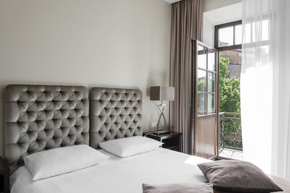 Minibar, in-room safe, desk, iron/ironing board - Amberton Cathedral Square Hotel Vilnius (Vilnius)