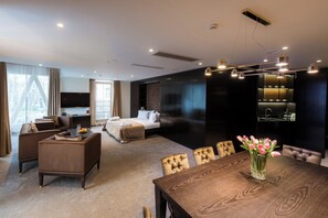 Deluxe Studio Suite with Cathedral View | Coin séjour | Télévision à écran plat de 81 cm avec chaînes par satellite, télévision