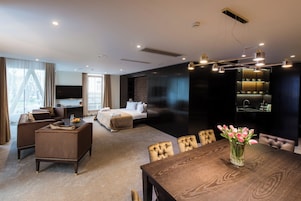 Deluxe Studio Suite with Cathedral View | Area soggiorno | TV a schermo piatto 81 cm con canali satellitari, TV