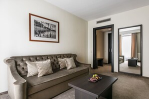 1 室のベッドルーム、ミニバー、セーフティボックス (室内)、デスク