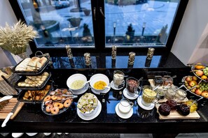 Café da manhã com buffet todos os dias (EUR 15 por pessoa) 