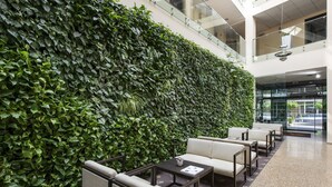 Lobby-lounge
