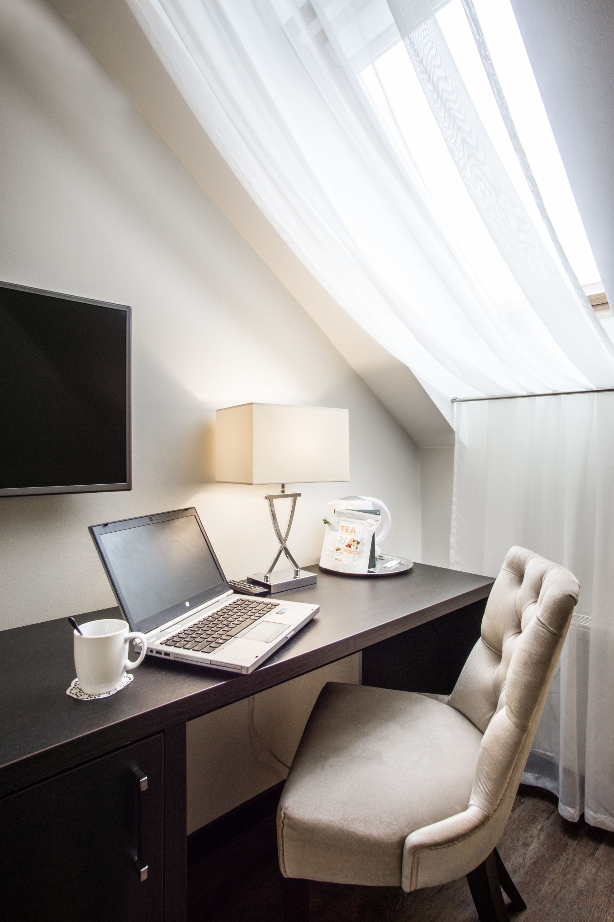 single room | 1 bedroom, minibar, in-room safe, desk