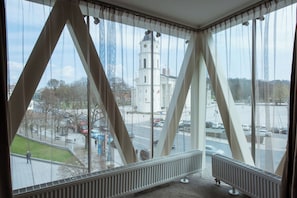 Deluxe Studio Suite with Cathedral View | 1 makuuhuone, minibaari, tallelokero huoneessa, työpöytä