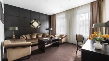 Minibar, coffres-forts dans les chambres, bureau