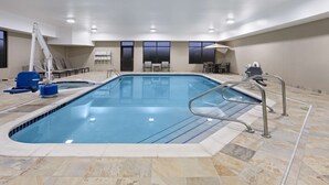 من حمّامات السباحة المغطاة