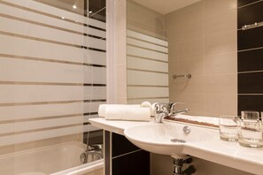 Free toiletries, hair dryer, towels - Logis Hotels, Hôtel Aquilon, Saint-Nazaire (Saint-Nazaire)