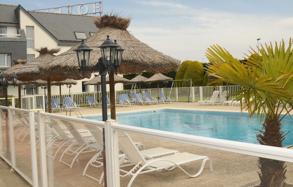 Una piscina al aire libre