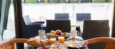 Petit déjeuner buffet (18 EUR par personne)