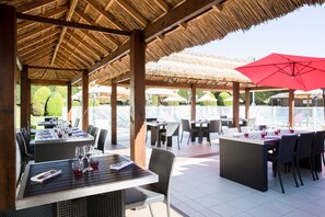 Mittagessen, Abendessen, regionale Küche, Blick auf den Pool 