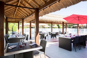 Mittagessen, Abendessen, regionale Küche, Blick auf den Pool 