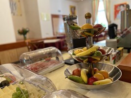 每日付費供應吃到飽自助式早餐
