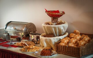 Desayuno buffet diario (EUR 17 por persona)