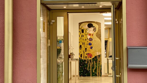 The entrance to Hotel Gabriel with a clear sign above the door. - Garten - & Kunsthotels Gabriel (Vienna)