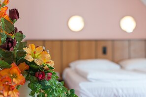 Habitació doble o amb dos llits individuals superior | Caixa forta a l'habitació, escriptori i cortines opaques 
