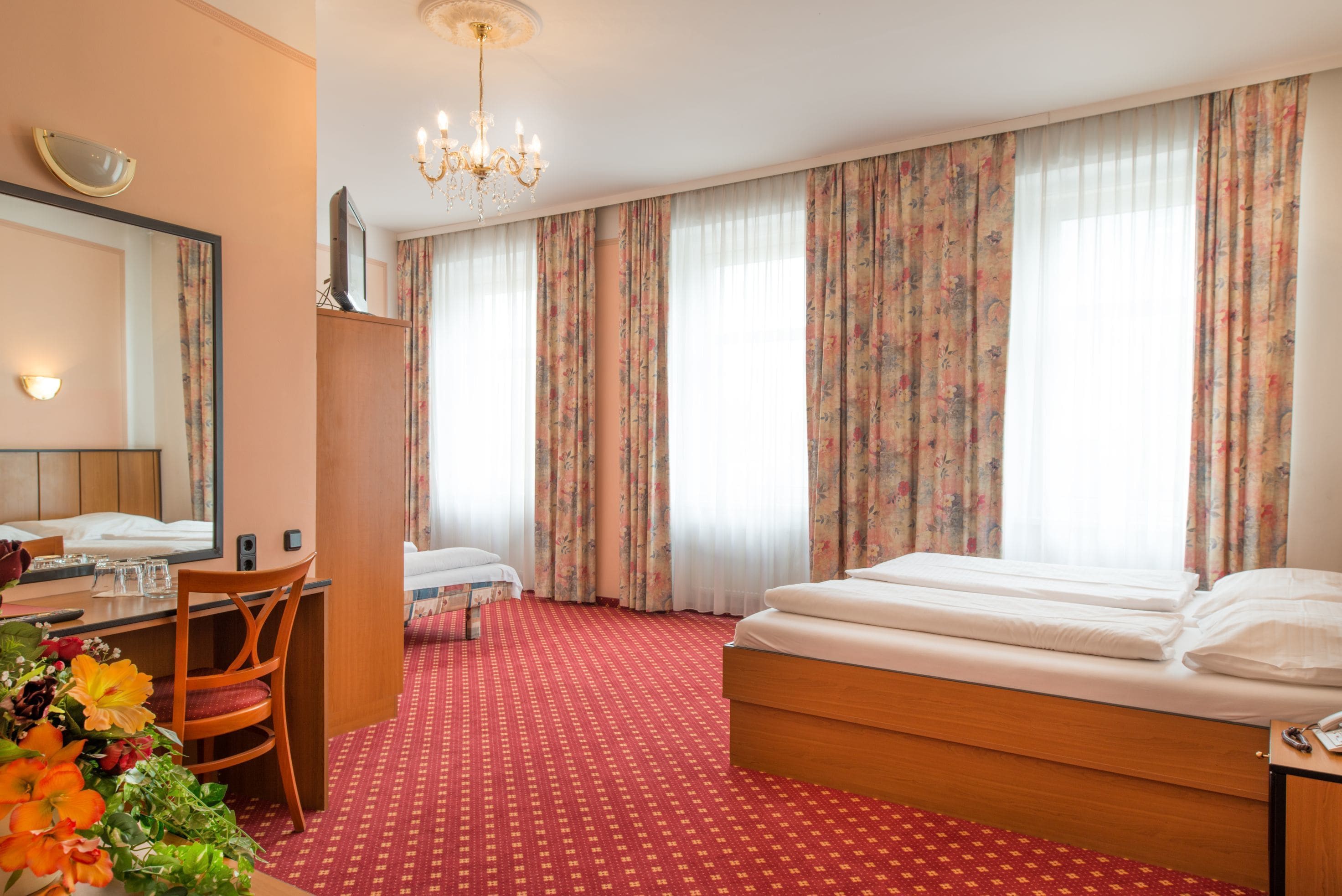 Caja de seguridad en la habitación, escritorio y cortinas blackout 