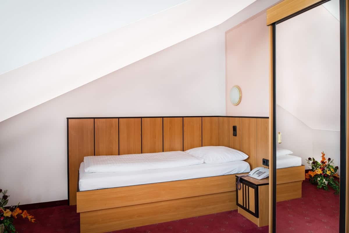 Single Room | In-room safe, desk, blackout drapes, soundproofing