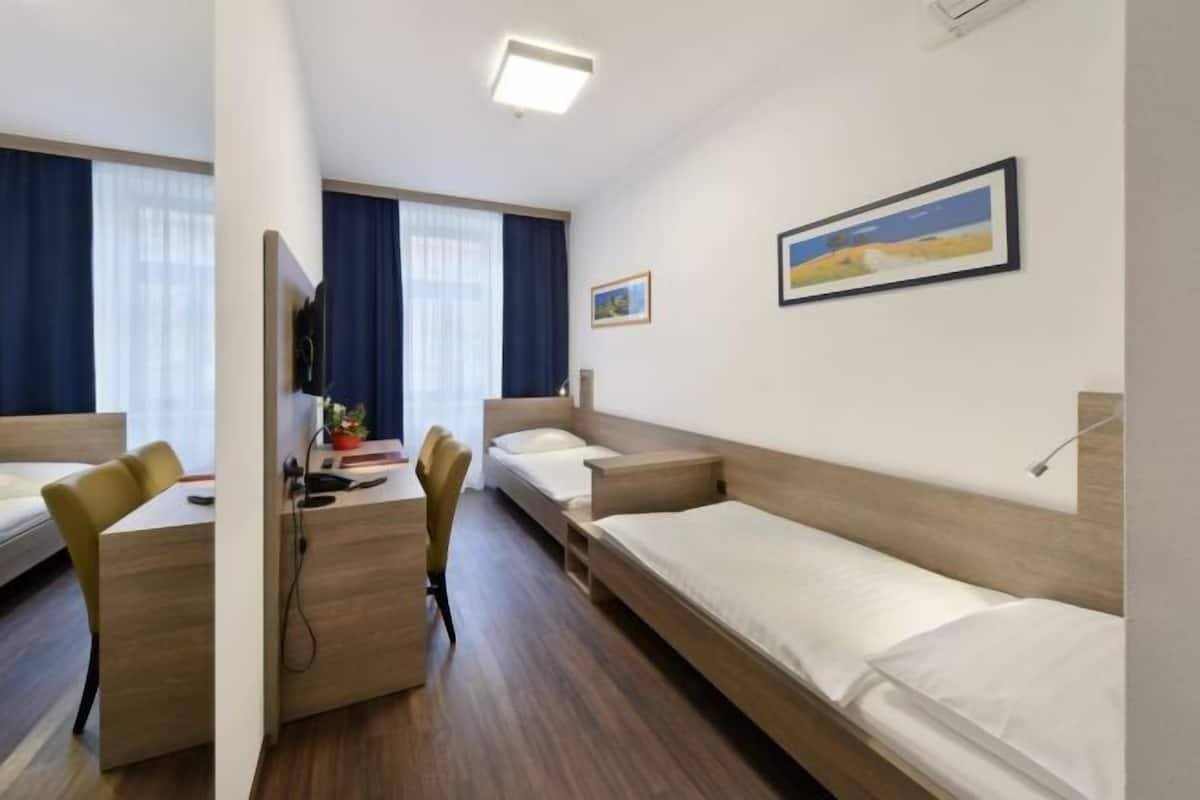 Ropa de cama de alta calidad y caja de seguridad en la habitación