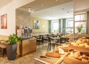 Tägliches Frühstücksbuffet (16 EUR pro Person)