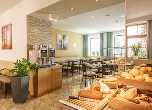 Tägliches Frühstücksbuffet (16 EUR pro Person)