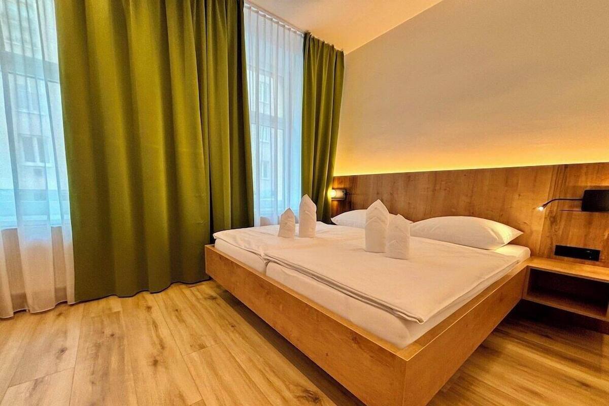 Premium bedding, in-room safe, individually decorated