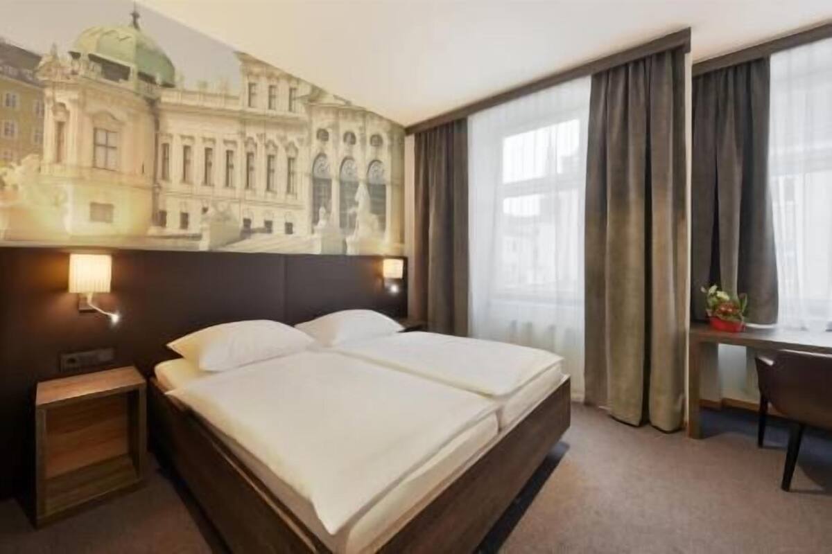 Premium bedding, in-room safe, individually decorated