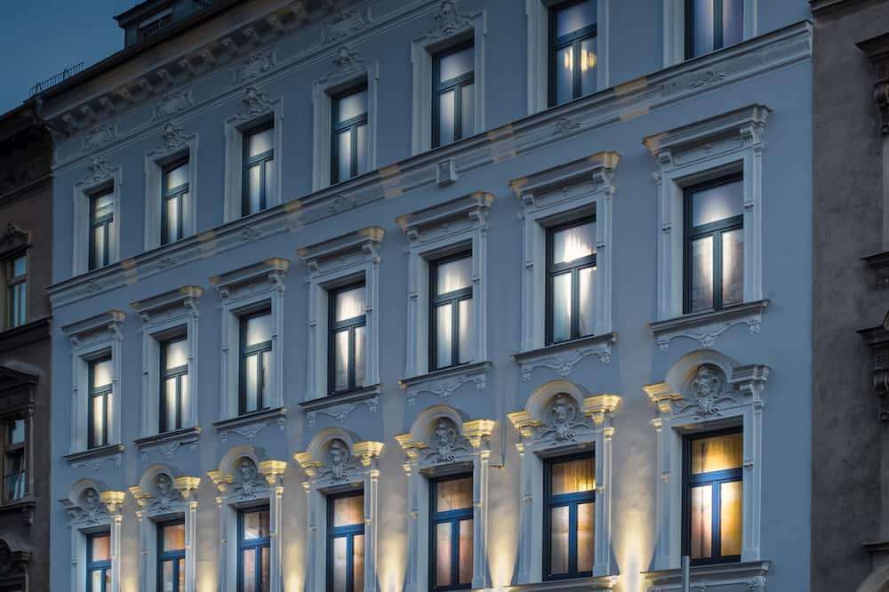 Lucia Hotel