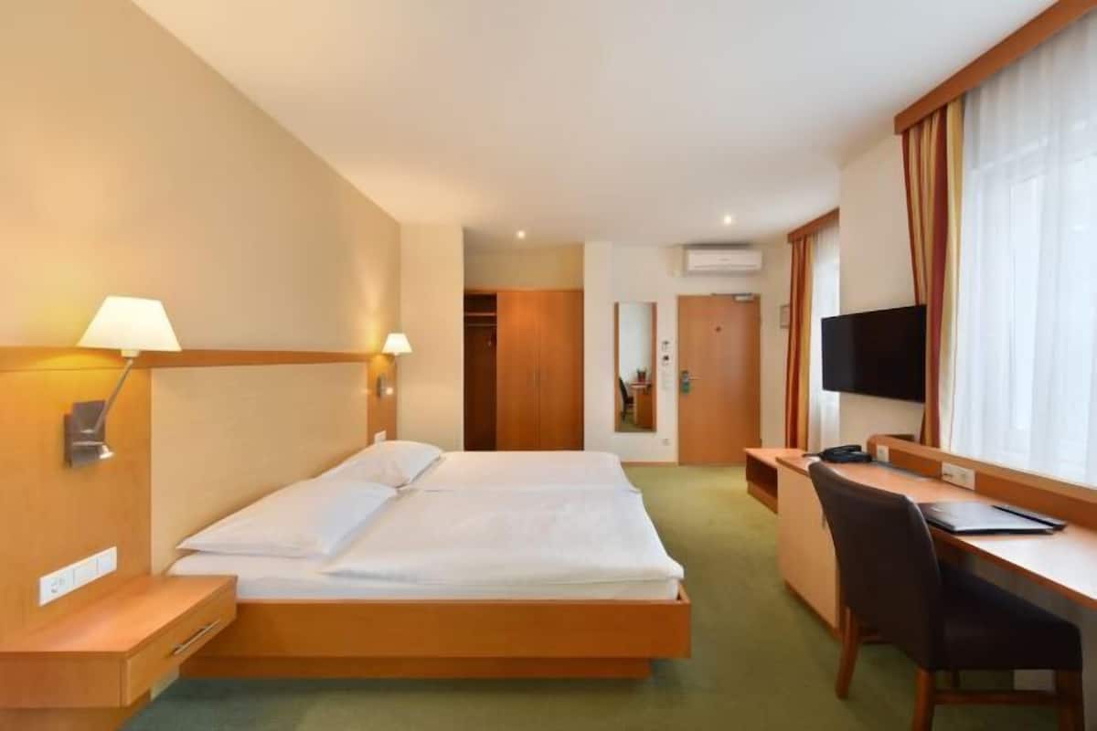 Ropa de cama de alta calidad y caja de seguridad en la habitación
