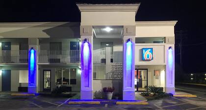 Motel 6 Opelika, AL