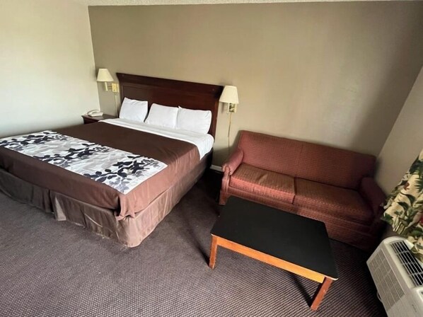 Room, 1 King Bed, Non Smoking | Iron/ironing board, free WiFi, alarm clocks