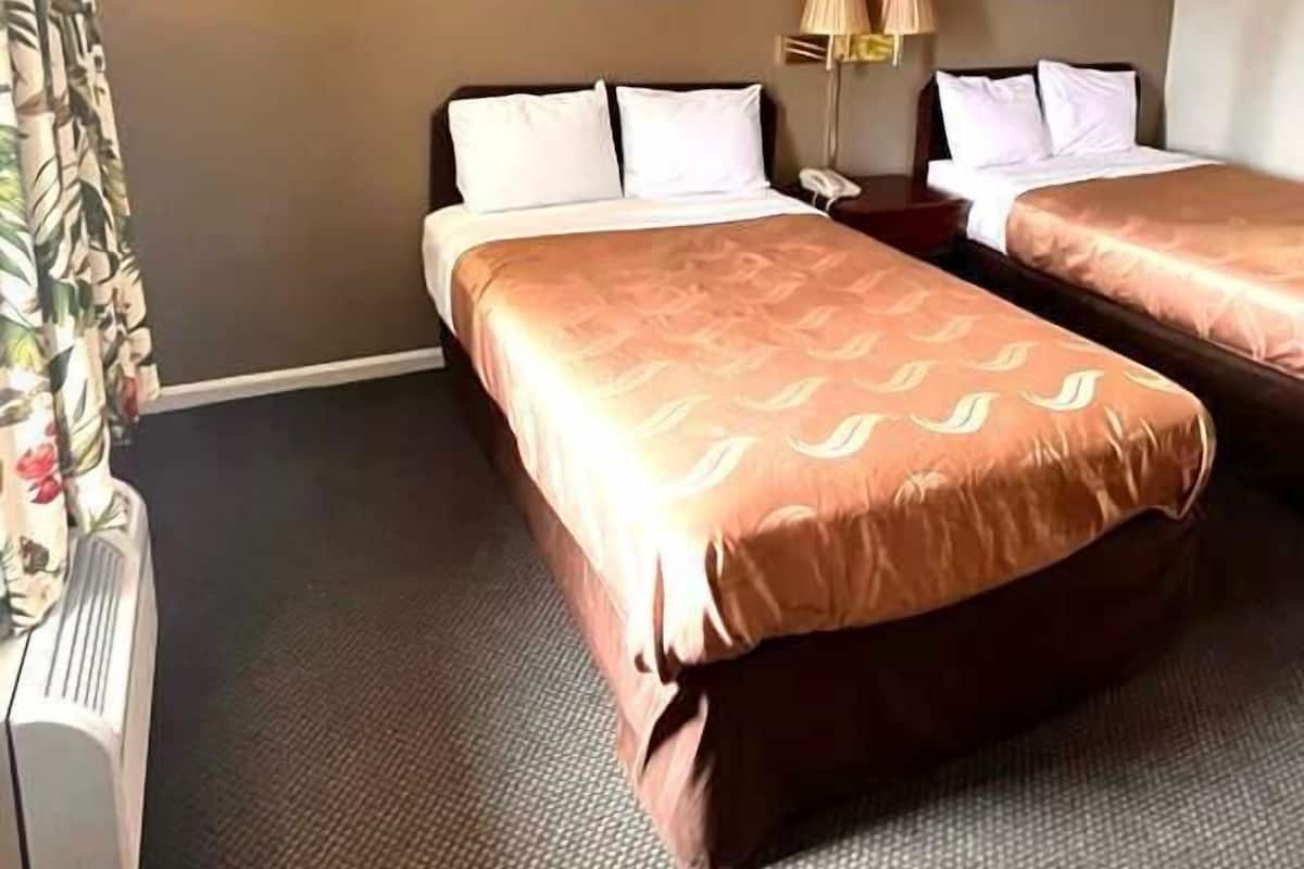 Habitación, 2 camas matrimoniales, para no fumadores | Tabla de planchar con plancha, wifi gratis y despertador