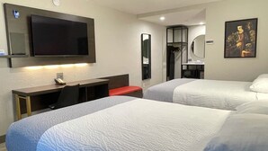 Een hotelkamer met twee bedden, een bureau, een stoel, een televisie, een spiegel en een schilderij aan de muur.