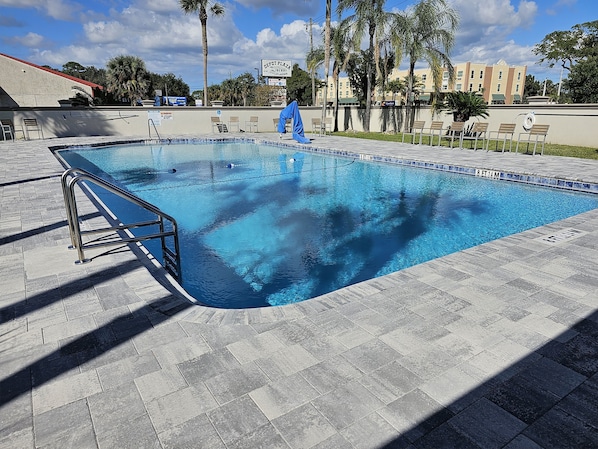 Una piscina al aire libre