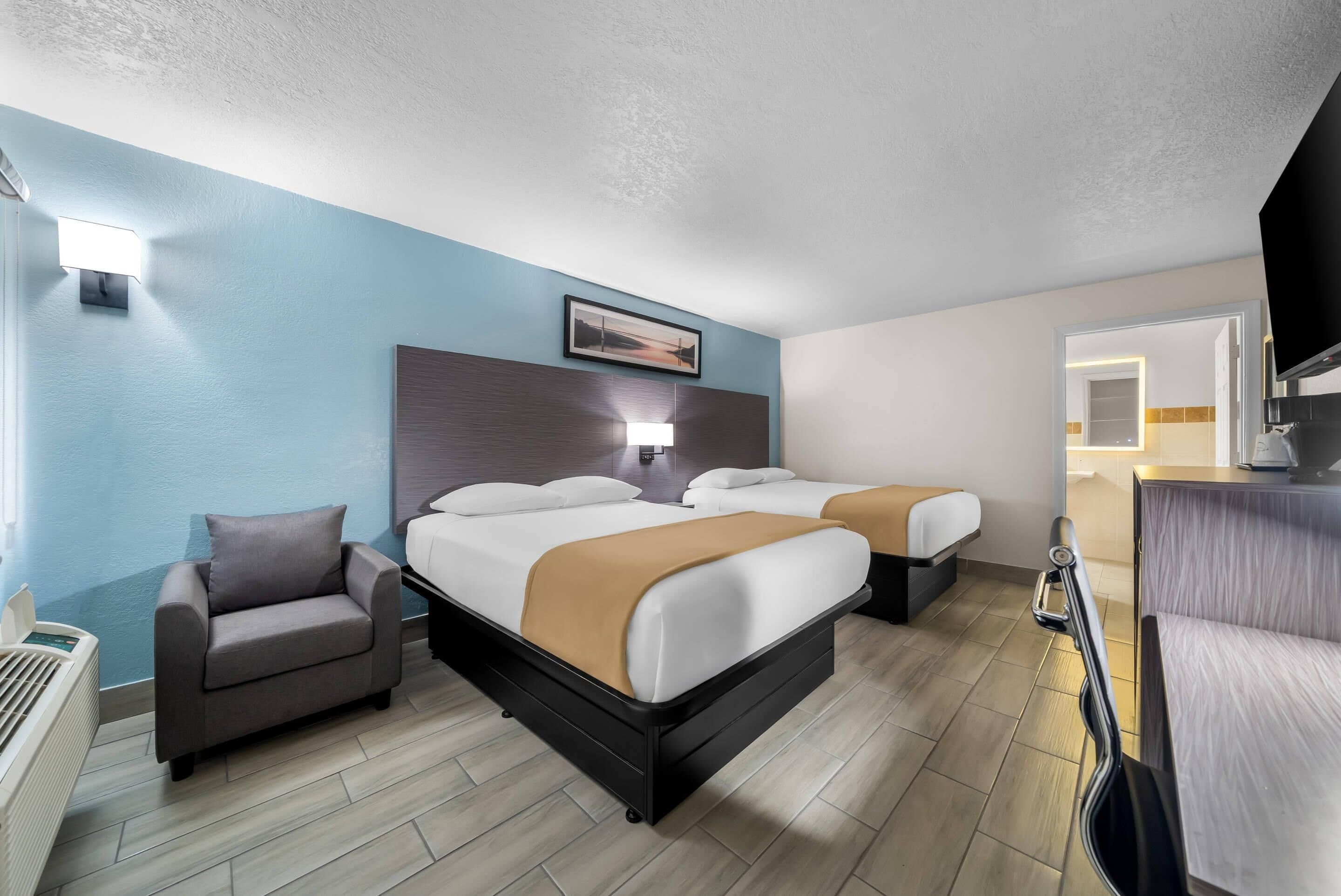 Habitació, 2 llits de matrimoni, accessible, no fumadors | Planxa i posts de planxar, wifi gratuïta, roba de llit i despertador 