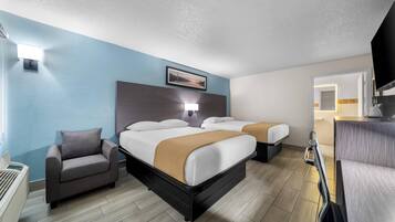 Habitació, 2 llits de matrimoni, accessible, no fumadors | Planxa i posts de planxar, wifi gratuïta, roba de llit i despertador