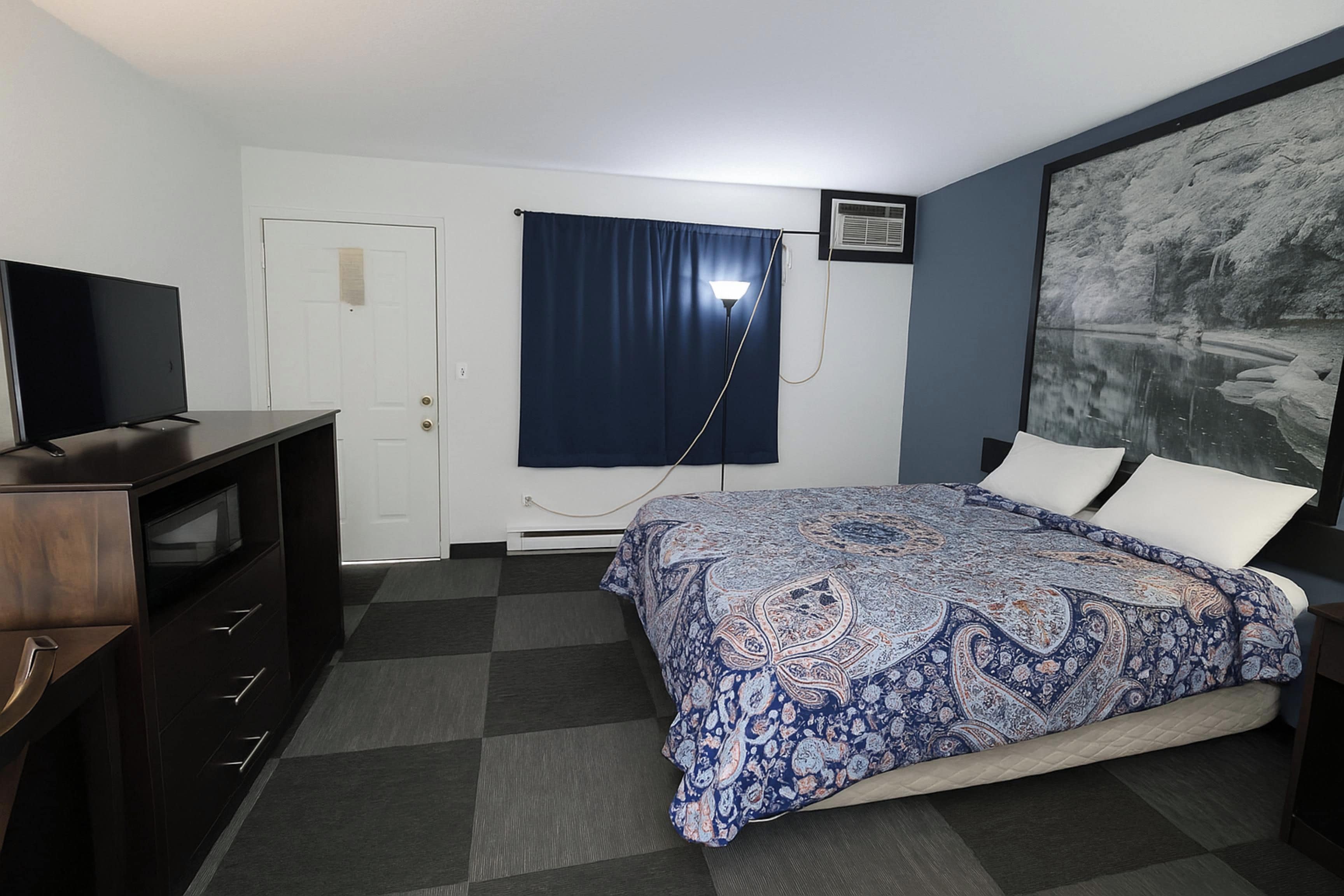 Room, 1 Double Bed | Desk, iron/ironing board, WiFi (free), bed sheets